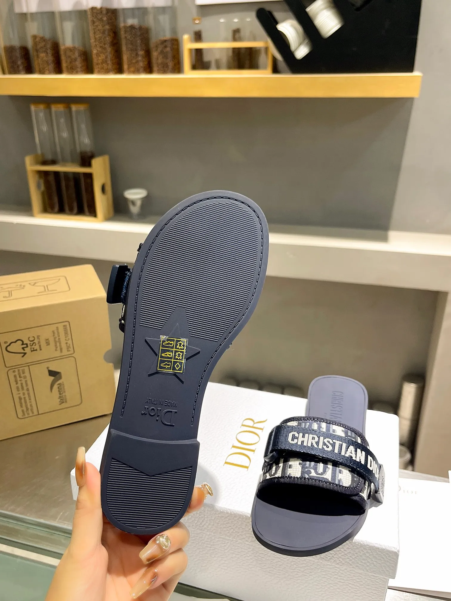 👟👟Ex-factory price 360👟👟 Women's Shoes Women's Clothing Dior Dior 2024 latest Velcro buckle sandals series new colors! A perfect replica of the original version. The most popular color matching fabric has a strong sense of layering. The original molded high-end TPU outsole (not ordinary rubber) is very comfortable and easy to walk. The upper materials are all customized from the original version, and the 3D electric embroidered three-dimensional cloth surface is very versatile. A must-have for lazy people in summer, sizes 35-39 (40 41 42 customized)